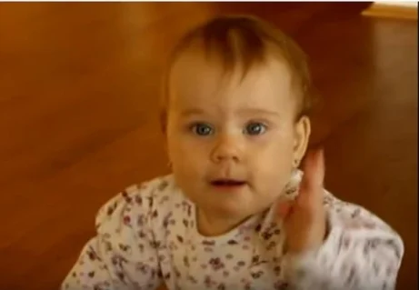 Malá Lili znakuje